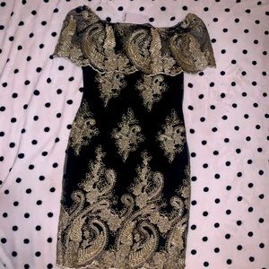 Beautiful black dress with golden flowers. Brand meome